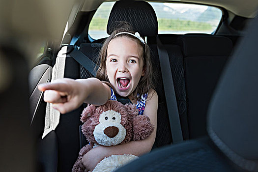 兴奋,女孩,拿着,泰迪熊,手势,汽车,头像