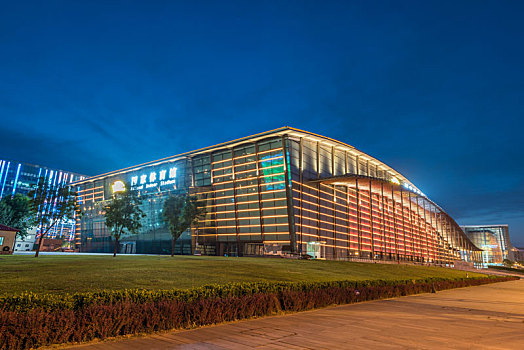 中国北京国家体育馆道路建筑夜景