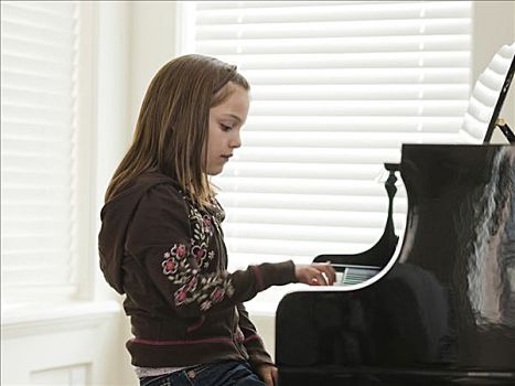 美国,犹他,高山,女孩,8-9岁,练习,钢琴,侧面