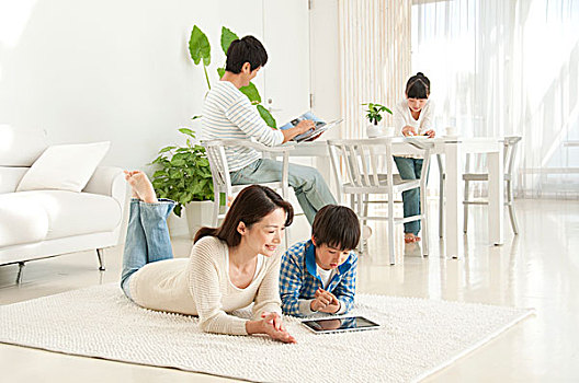 母亲,儿子,家庭,四个,玩,平板电脑,客厅