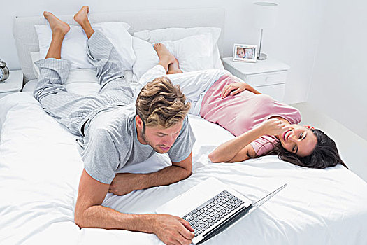 男人,笔记本电脑,靠近,妻子,躺着,床,卧室
