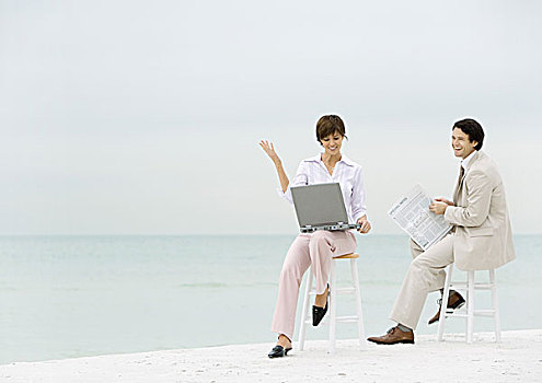两个,商务人士,坐,凳子,海滩,一个,使用笔记本,读报