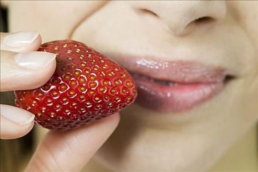 女青年,拿着,新鲜,草莓,正面,嘴