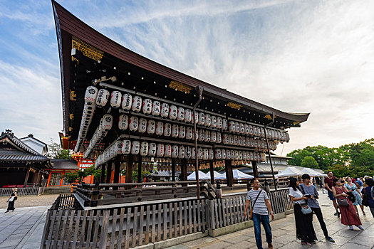 游客们正在参观日本京都八坂神社的舞殿