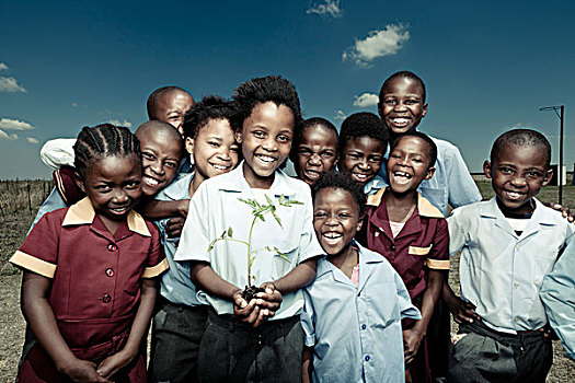 集团,非洲学校,儿童,站在外面,在相机微笑