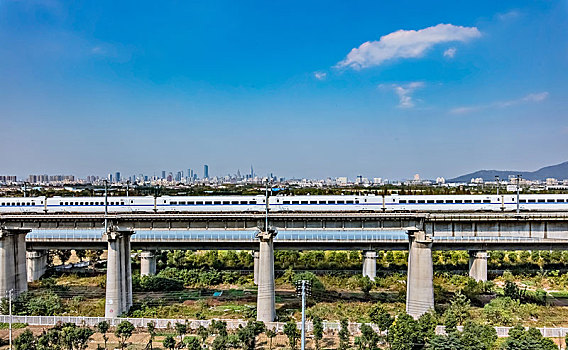 江苏省南京市高铁动车铁路桥梁建筑