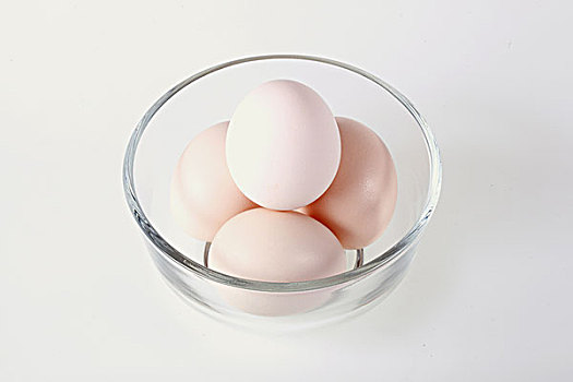 透明玻璃碗里放着一个鸡蛋