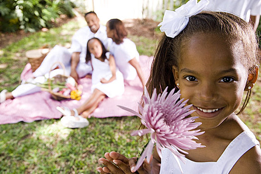 高兴,美国黑人,女孩,拿着,花,挨着,脸,家庭,背景