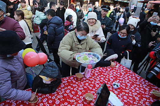 小镇摆下百米长桌宴,市民游客新年吃饺子交好运