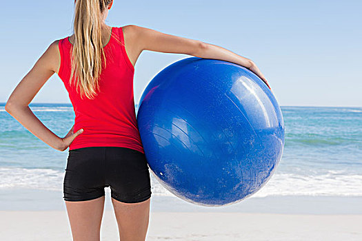 健身,金发,拿着,健身球,看,海洋,海滩