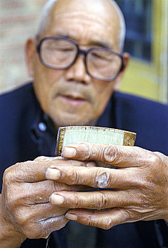 河南,平顶山,郏县,做毛笔的老人郭富生,老人用传统的手工制作毛笔