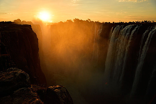 维多利亚瀑布,雾气,日落,津巴布韦,非洲