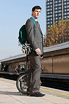 中年,商务人士,折叠,自行车,月台