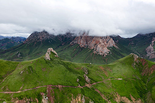 青海高原上的盘山公路