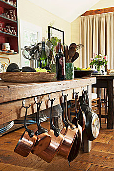 巨大,木桌子,铜质平底锅,悬挂,一个,浅,篮子,葡萄酒瓶,存储,容器,就餐区,乡村,木地板