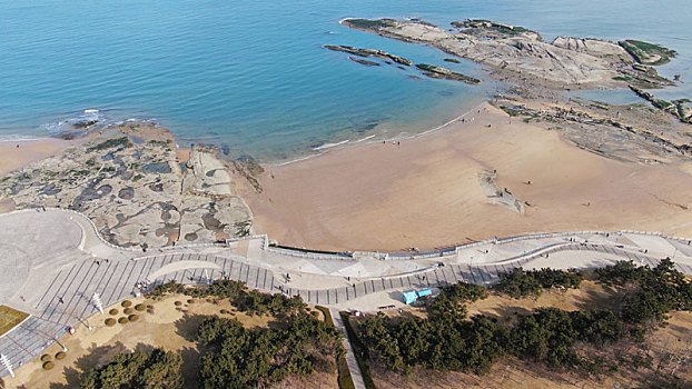 山东省日照市,立春后的日照海边天高云淡,市民赶海拾贝漫步沙滩感受假日美好时光