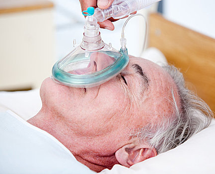 老人,病人,氧气面罩