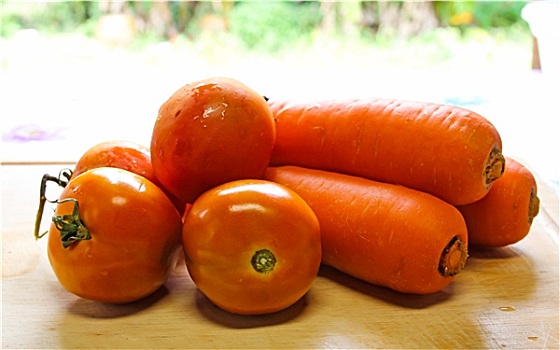西红柿,胡萝卜,案板