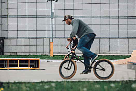 青少年,骑自行车,滑板,公园