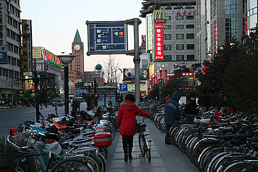 北京王府井大街上的自行车存车处