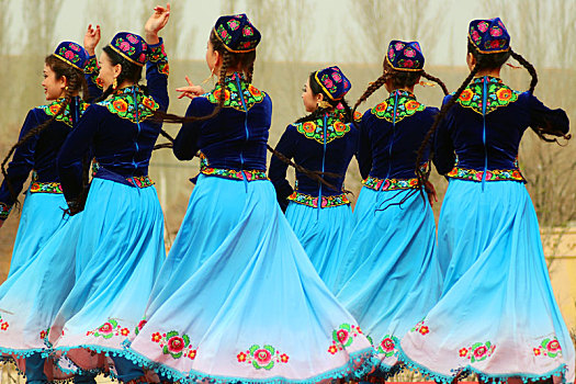 新疆哈密,歌舞助兴乡村旅游