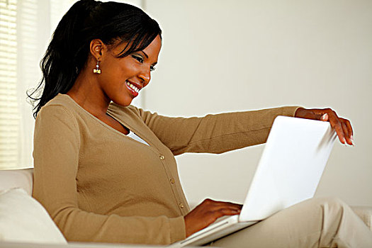可爱,黑人女性,微笑,看,笔记本电脑