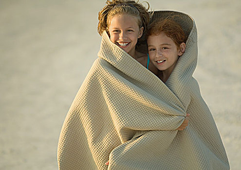 两个女孩,包着,毯子,海滩