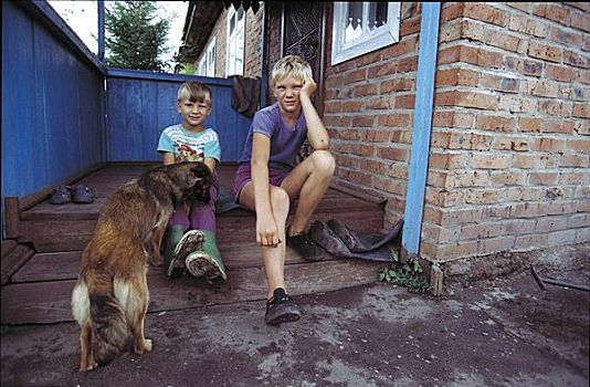 两个男孩,孩子,狗,坐,西伯利亚,俄罗斯,第三世界,宠物
