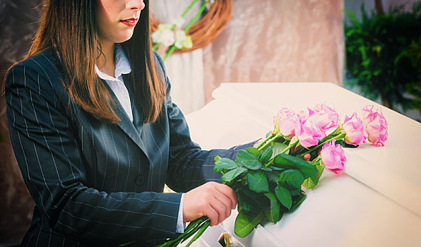 女人,放,玫瑰,棺材,葬礼