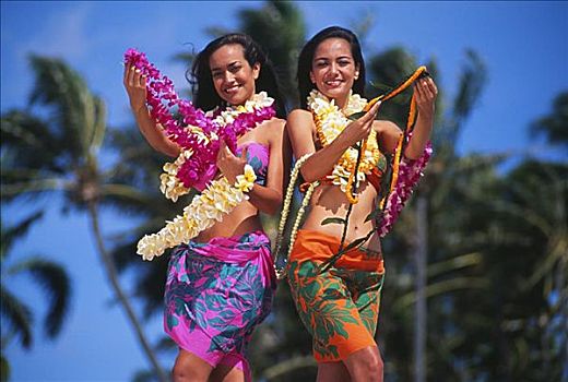 两个,夏威夷,女人,站立,海滩,拿着,花环,彩色