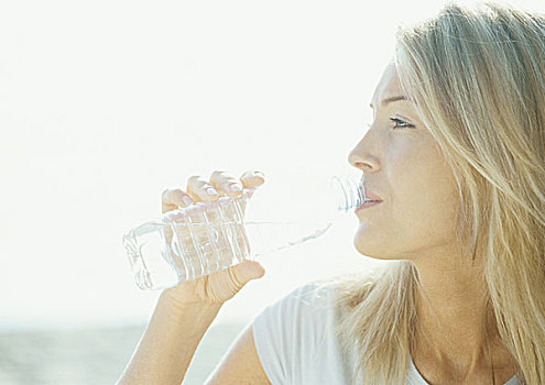 女人,饮用水,瓶子