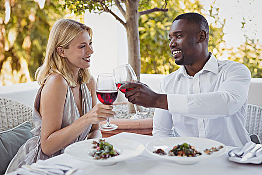浪漫,情侣,祝酒,葡萄酒杯,餐馆