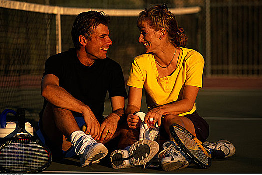坐,夫妇,网球场,微笑