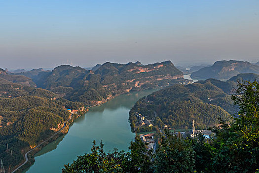 山,丹霞,河流,蓝天,黄昏,大气,田野,水电站,村庄,驴友,旅行,地质公园,丹霞地貌,绿色,灌木,树,草,水潭,素材,平面设计