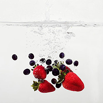 草莓,蓝莓,溅,水