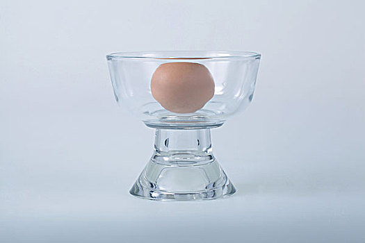 玻璃碗放着一个鸡蛋