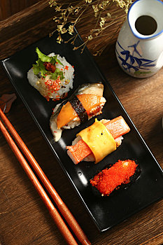 寿司拼盘和日本清酒