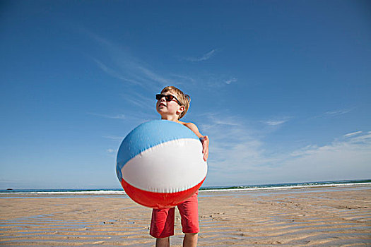 男孩,海滩,拿着,大,充气,水皮球