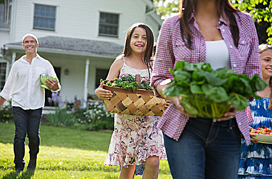 家庭聚会,父母,孩子,走,草坪,花,新鲜,果蔬,准备,聚会