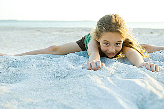 小女孩,卧,沙子,海滩,看镜头,微笑