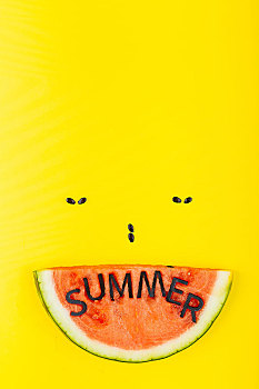 黄色背景上的西瓜,清凉夏日水果创意图片