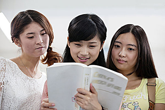 三个大学生在教室学习