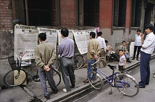 中国,湖北,武汉,男人,读,报纸,街道,自行车