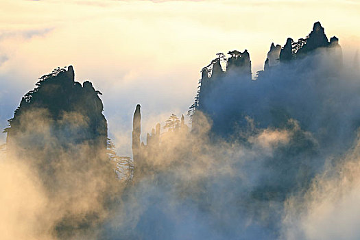 黄山十八罗汉朝南海