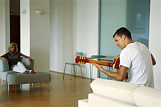 男人,演奏,木吉他,客厅,女人,看