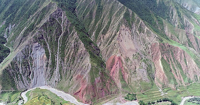 青海同仁,丹霞披绿,丹山叠嶂,风光秀美无限