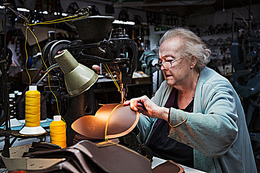 灰发,老人,工作,80多岁,老,坐,女人,缝纫机,工作间