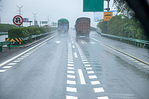 重庆至长沙在雨中g69高速公路