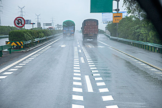 重庆至长沙在雨中G69高速公路