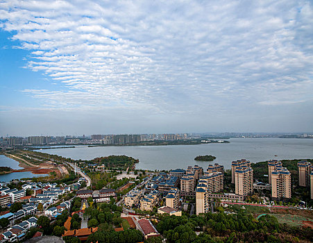 湖南岳阳市圣安寺万佛宝塔上远眺岳阳城